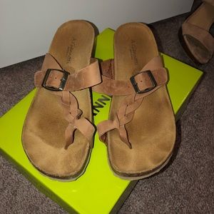 Cute brown sandals!!